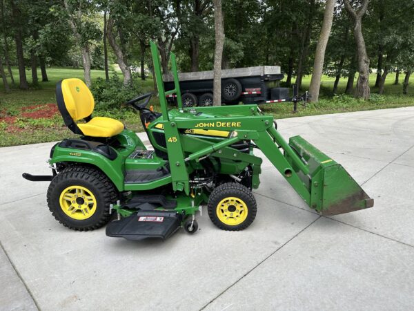 X700 Signature Series - All Wheel Steering (AWS) - 45 Loader Mounts