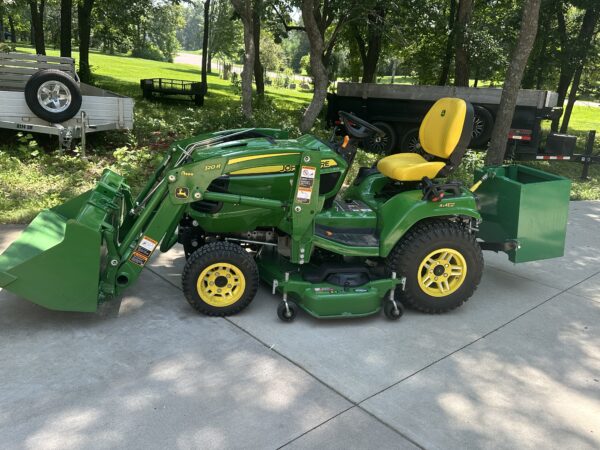 X700 Signature Series - All Wheel Steering (AWS) 120R Loader Mounts